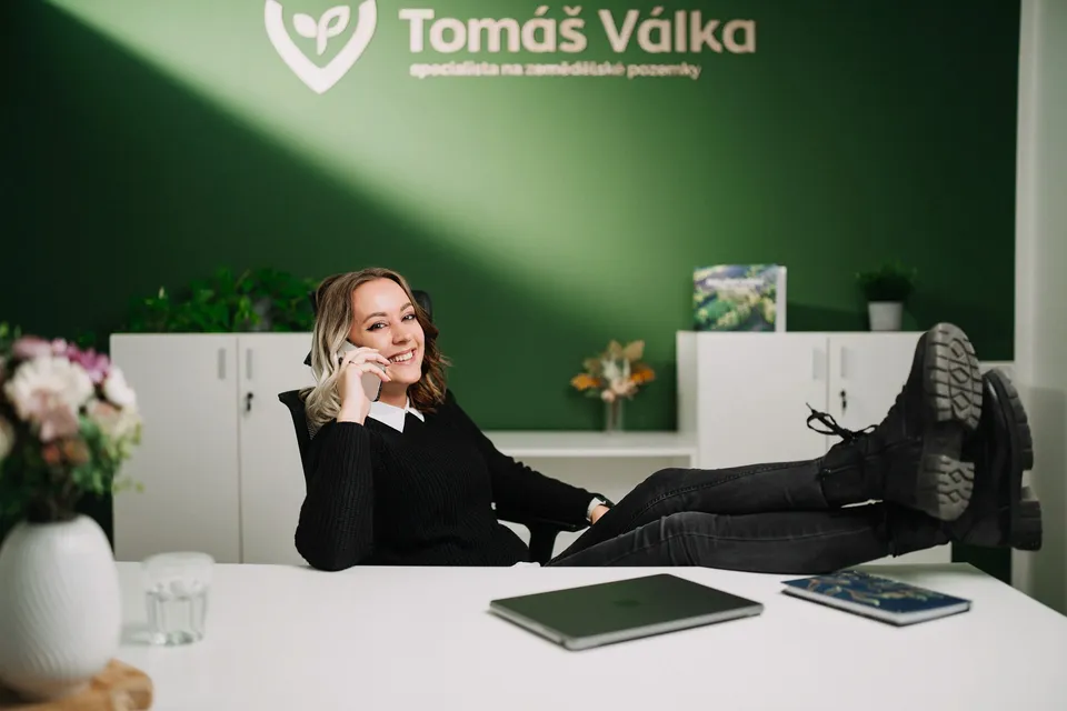 Byznys portrét člena vedení v showroomu firmy
