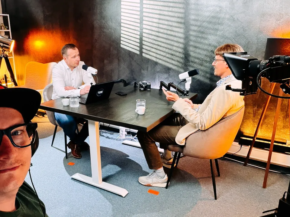 Kolik stojí natočení podcastu v Brně – podcastové studio JUMPCUT Unit
