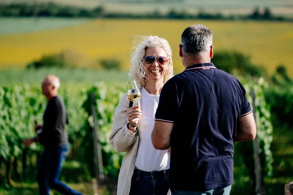 Fotografie z firemní akce – účastníci při networkingu