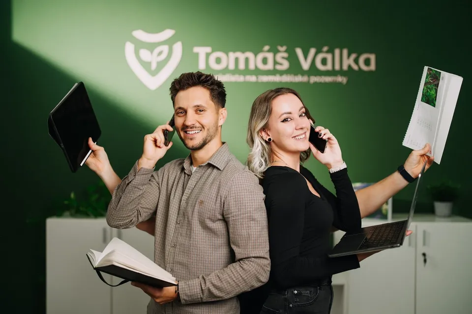 Úprava detailů oblečení na firemním portrétu