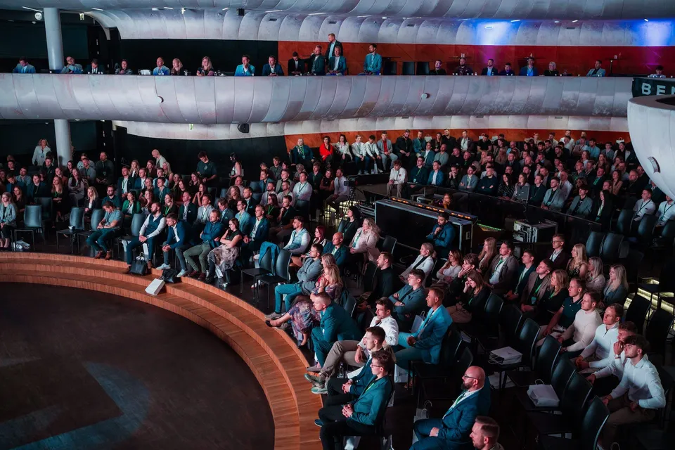Účastníci diskutují během přestávky na konferenci