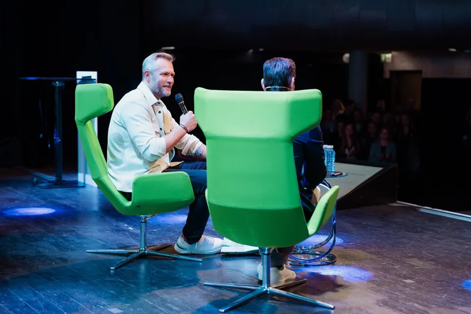 Publikum v sále během konference