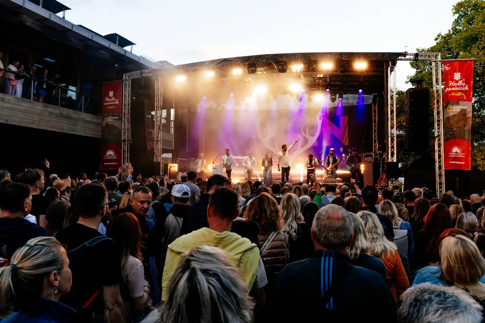 Eventová fotografie – koncert na nádvoří vinařství, zákulisí