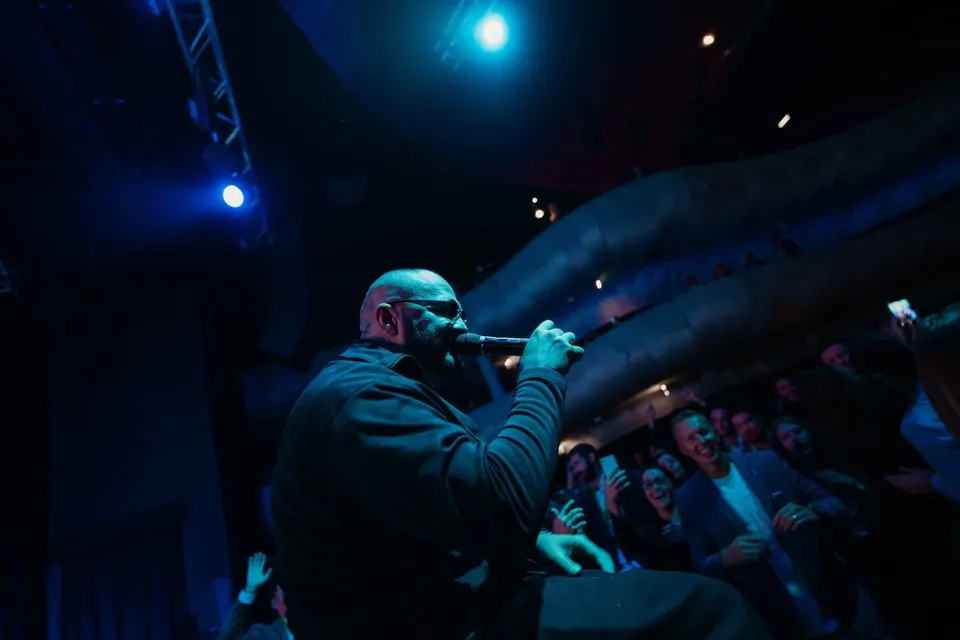 Účastníci firemní akce během programu