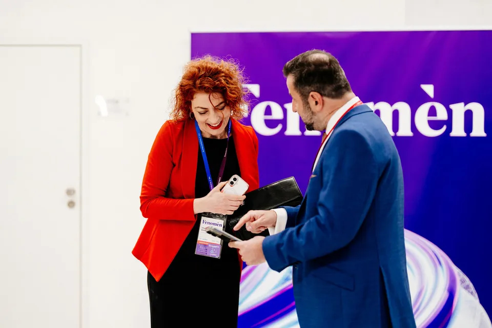 Zaplněný sál při firemní konferenci